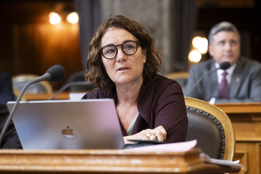 Staenderaetin Franziska Roth, SP-SO, spricht vor Staenderat Mathias Zopfi, GP-GL, waehrend der Debatte '26. 025 BRG. Armeebotschaft 2026', waehrend der Sommersession der Eidgenoessischen Rae ...