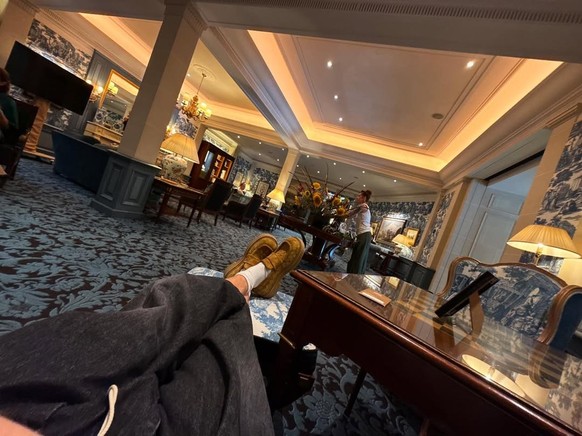 La première photo du jour, dans un salon feutré du Four Seasons de Genève.