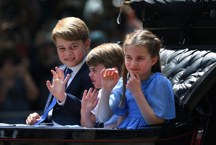 epa09991837 (L-R) Britain&#039;s Prince George, Prince Louis and Princess Charlotte ride in am open carriage on The Mall during the Platinum Jubilee celebrations for Britain&#039;s Queen Elizabeth II, ...