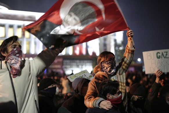 Protesters shout slogans during clashes with anti riot police during a protest against the arrest of Istanbul&#039;s Mayor Ekrem Imamoglu in Istanbul, Turkey, Friday, March 21, 2025. (AP Photo/Emrah G ...