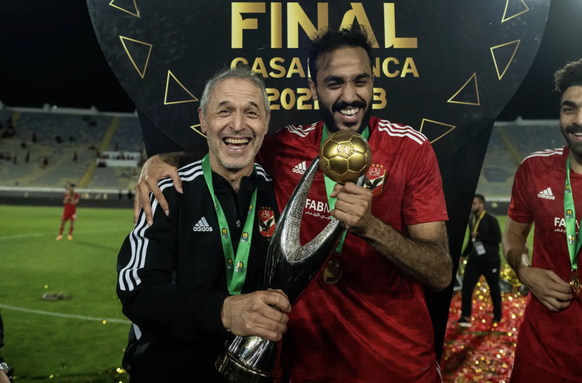 Marcel Koller et Mahmoud Kahraba célèbrent leur victoire en Ligue des champions africaine à Casablanca.