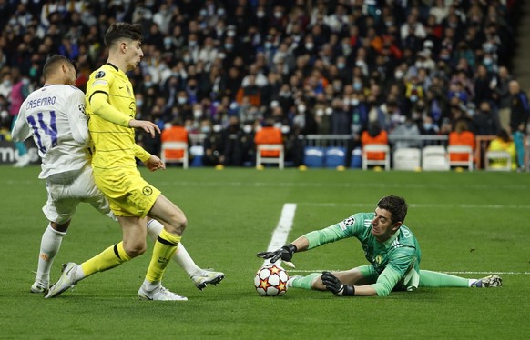 epa09886920 Real Madrid&#039;s goalkeeper Thibaut Courtois (R) and midfielder Casemiro (L) in action against Chelsea&#039;s striker Kai Havertz (C) during the UEFA Champions League quarter final secon ...