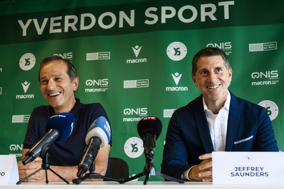 Mario Di Pietrantonio, gauche, le president sortant du club de football Yverdon Sport FC, et Jeffrey Saunders, droite, le nouveau president du club de football Yverdon Sport FC parlent lors d&#039;une ...