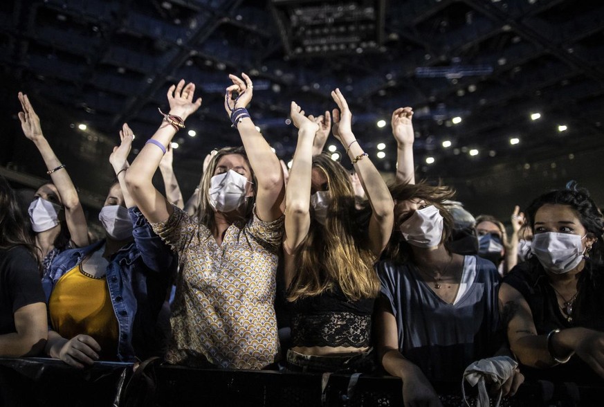 epa09235334 Concert-gowers wearing protective face masks attend the first test-concert organized by the AP-HP (Paris&#039; Hospital group) gathering a 5000-strong crowd for a DJ set by French DJ Etien ...