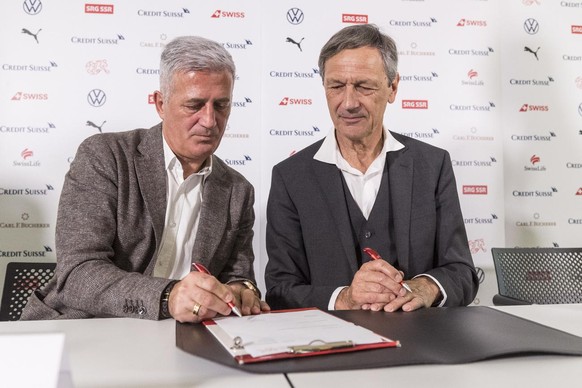 Der Trainer der Fussballnationalmannschaft Vladimir Petkovic, links, signiert mit Dominique Blanc, Zentralpraesident des Schweizerischen Fussballverbands SFV, seine Vertragsverlaengerung mit dem SFV,  ...