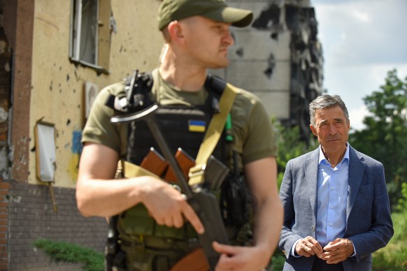 epa10045219 Former NATO Secretary General Anders Fogh Rasmussen (R) looks on during a visit to Irpin, outskirts of Kyiv (Kiev), Ukraine, 01 July 2022. The areas surrounding Kyiv have been the target o ...