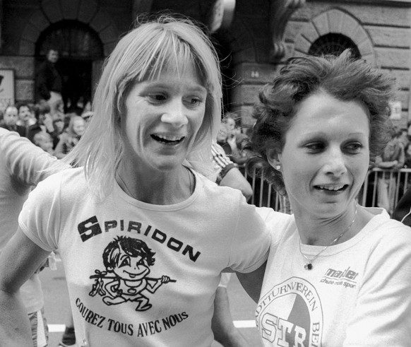 Die Schweizer Leichtathletin Marijke Moser, links, mit Spiridon T-Shirt, gewinnt am 2. Oktober 1977 den Murtenlauf von Murten nach Fribourg in der Kategorie der Frauen vor Elisabeth Liebi, rechts. (KE ...