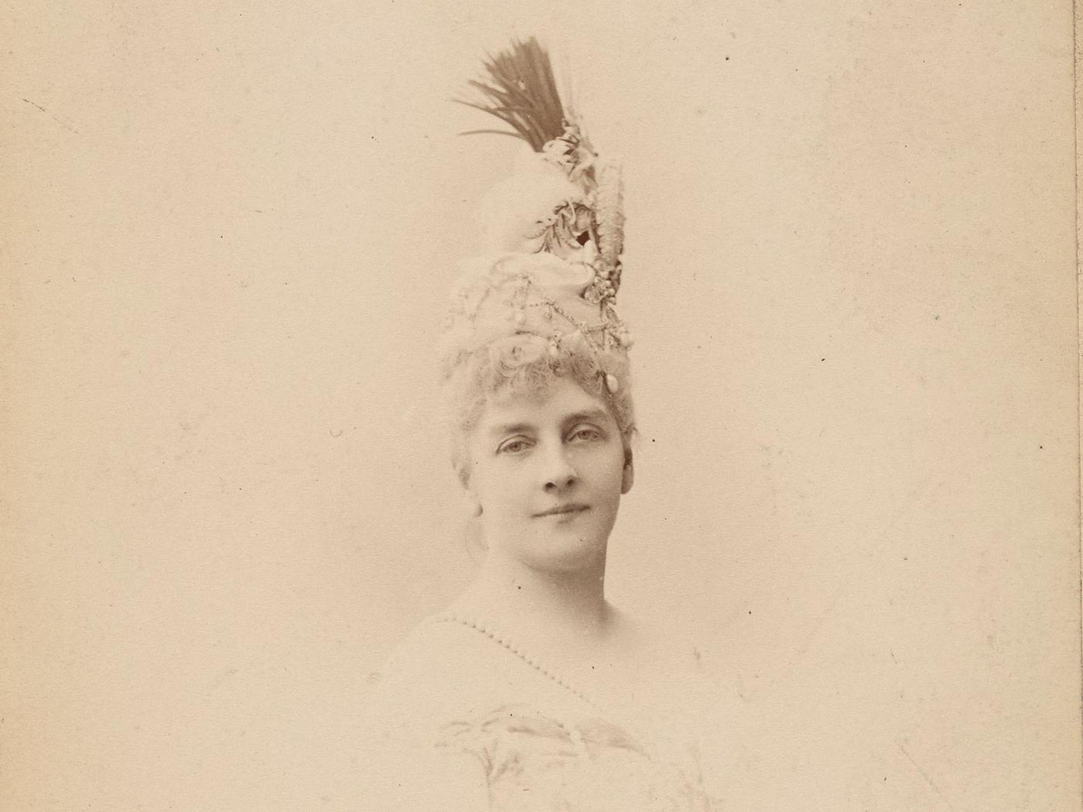 Portrait d&#039;Hélène de Pourtalès, vers 1878.
http://www.getty.edu/art/collection/objects/39166/nadar-gaspard-felix-tournachon-paul-nadar-countess-helene-de-pourtales-french-about-1878/?dz=0.5000,0. ...