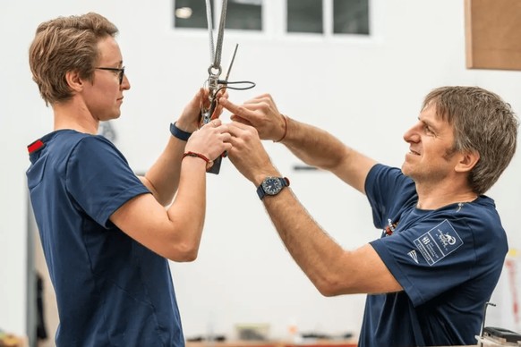 Il est le scientifique de l'équipe (à droite).