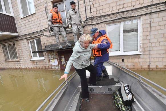 Orsk. Evacuation of residents from a house flooded due to a dam failure. KomsomolskayaxPravda