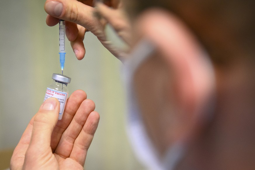 Un preparateur remplit une seringue avec vaccin de Moderna contre la Covid-19 lors de l&#039;inauguration du centre de vaccination de Montreux pendant la pandemie de Coronavirus (Covid-19) ce lundi 26 ...