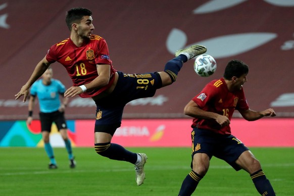 epa08826030 Spanish national soccer team striker Ferran Torres (L) in action during the UEFA Nations League soccer match, group 4, between Spain and Germany at La Cartuja Stadium in Sevilla, Spain, 17 ...