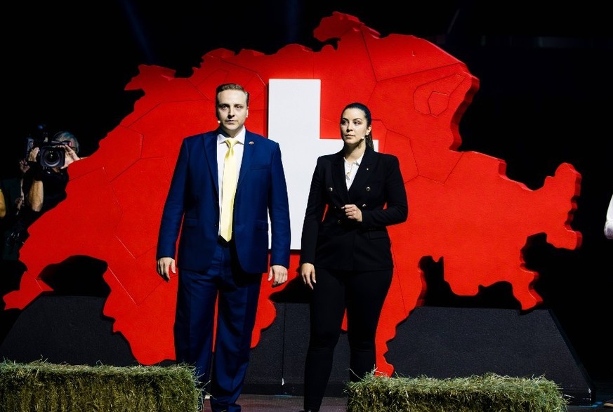 SVP-Wahlauftakt 2023 Nils Fiechter (links) und Sarah Regez (rechts) zeichnen aufgrund der Zuwanderung, an der SVP-Wahlauftaktveranstaltung in der Swiss Life Arena in Zürich-Altstetten, ein düsteres Bi ...