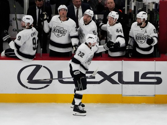 Kevin Fiala (22) est félicité par ses coéquipiers après avoir marqué son 5e but de la saison