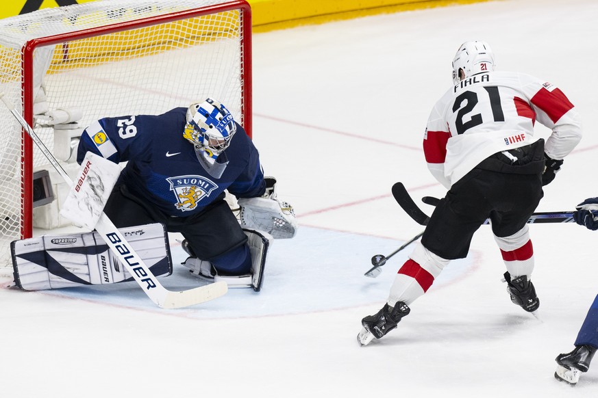 Switzerland&#039;s Kevin Fiala, right, scores to 3-1 against Finland&#039;s goalkeeper Harri Sateri during the Ice Hockey World Championship group A preliminary round match between Switzerland and Fin ...
