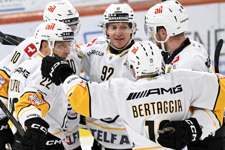 Luganos Santeri Alatalo, Jiri Sekac, Mike Sgarbossa, Alessio Beraggia, Mirco Mueller, von links, jubeln beim 1:1 beim Eishockey-Qualifikationsspiel der National League, zwischen den SCL Tigers und dem ...