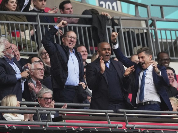 Le propriétaire de Lyon John Textor, à gauche, va supporter son club en Ligue 2