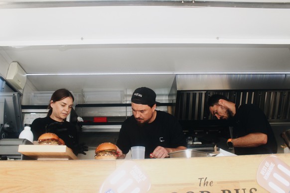 <p>L’équipe fribourgeoise de The Food Bus</p>