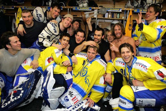 Swiss HC Davos team poses with the cup, after winning their final against Czech Sparta Prague at 78th ice hockey Spengler Cup tournament in Davos, Switzerland, Friday, December 31, 2004. (KEYSTONE/Fab ...