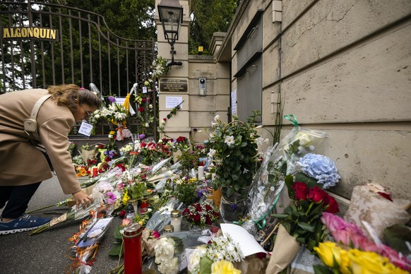 Des personnes en deuil déposent des bougies et des fleurs à la porte de la villa de la chanteuse et artiste de scène Tina Turner à Küsnacht, en Suisse, le 25 mai 2023.