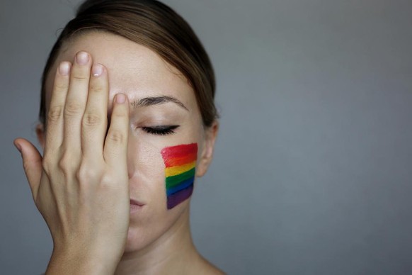 LGBTQ sad tristesse hiding visage drapeau
