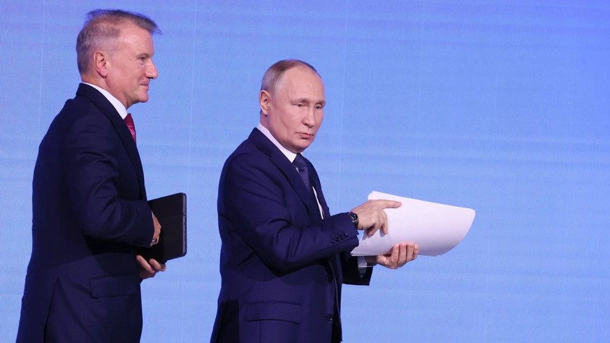 Le président de Sberbank Gref (à gauche) avec Vladimir Poutine (photo d&#039;archives) : Le secteur bancaire russe craint des problèmes.