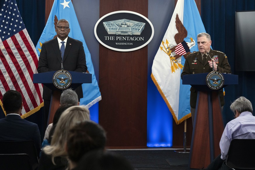 Le secrétaire à la Défense, Lloyd Austin (à gauche) et le président de l'état-major s'expriment au Pentagone, le siège de l'armée.