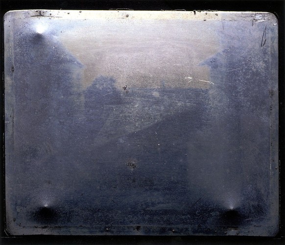 Die allererste erhaltene Fotografie, 1826 von Joseph Nicéphore Niépce erstellt.
