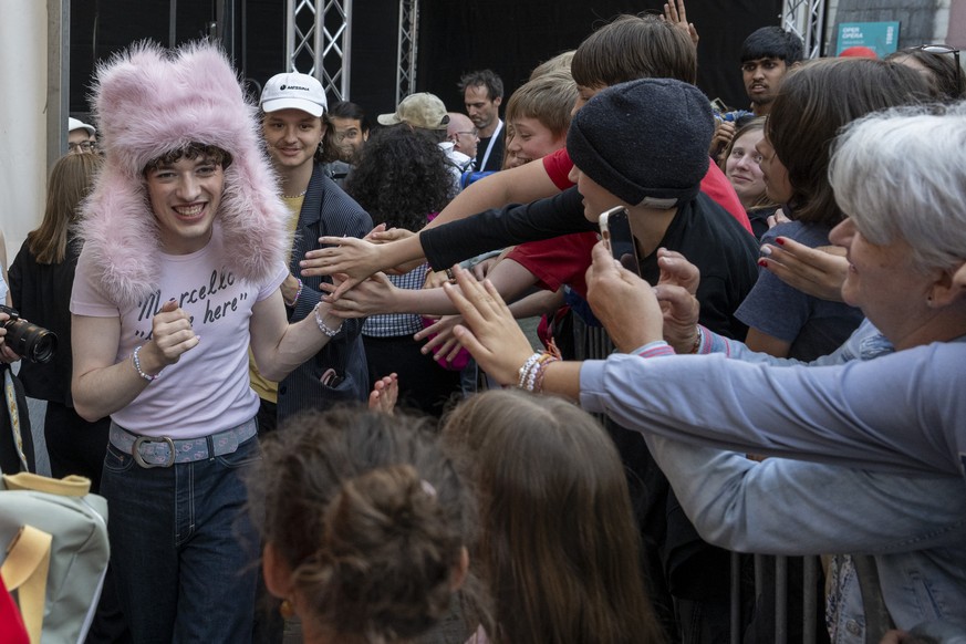 Nemo, Saenger und Sieger des Eurovision Song Contest, ESC, laesst sich abklatschen und wird von der Stadt Biel offiziell empfangen, am Montag, 17. Juni 2024, in Biel. (KEYSTONE/Peter Schneider)