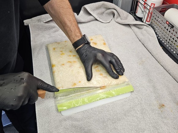 Paolo Gallivanone apporte autant de soin à la confection du gâteau de riz qu'au massage des coureurs.