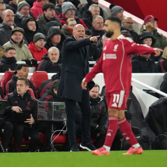 Arne Slot (en arrière-plan) a indiqué que la mise à l&#039;écart de Mo Salah (au premier plan) n&#039;était qu&#039;une mesure temporaire.