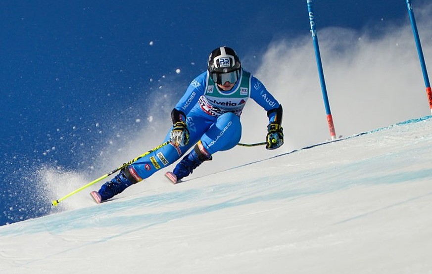 Le réflexe spectaculaire d'une skieuse au super-G de Saint-Moritz