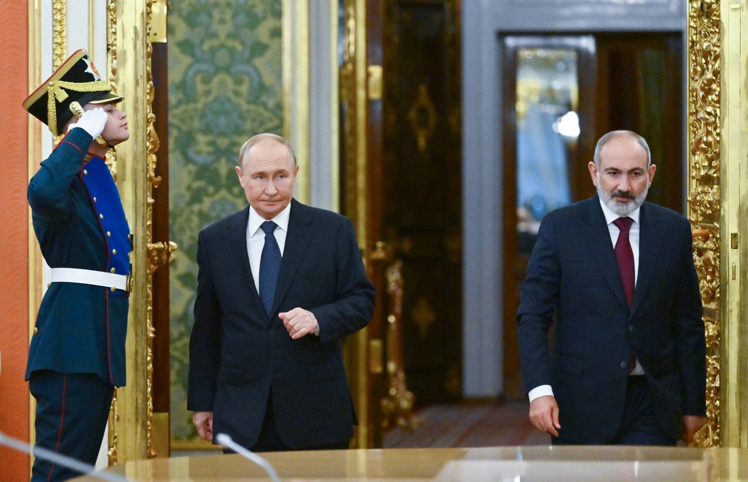 Le président russe Vladimir Poutine (à droite) et le Premier ministre arménien Nikol Pashinyan.