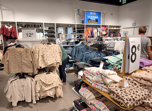 Kiabi débarque à Fribourg et à Neuchâtel en mars. Se présentant comme le leader européen de la mode à petits prix pour les familles, le groupe français de prêt-à-porter entame, avec deux premiers maga ...