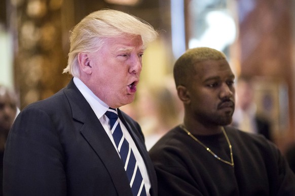 epa05674154 US musician Kanye West (R) pose for a picture with US President elect Donald Trump at Trump Tower in Manhattan, New York, USA, 13 December 2016. EPA/JOHN TAGGART / BLOOMBERG / POOL