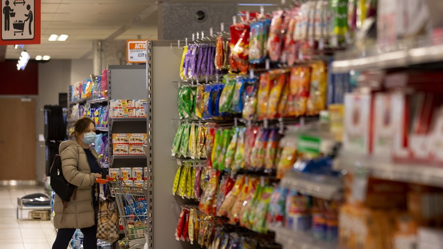 Une information est mis en place dans le supermarche Migros du centre commercial de Migros Balexert afin de canaliser les clients pour respecter les regles l&amp;#039;office federale de la sante publi ...