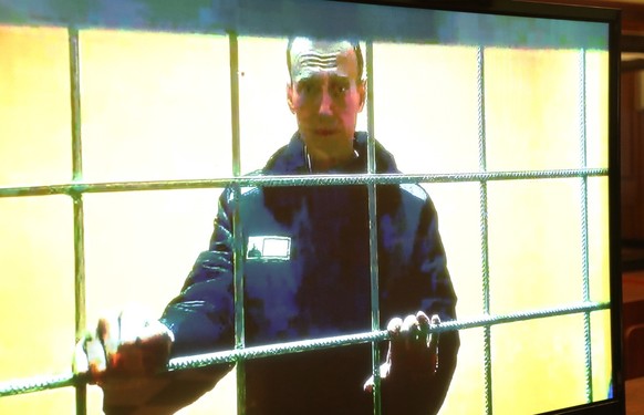 Le chef de l&#039;opposition russe Alexei Navalny est montré sur un écran via une liaison vidéo depuis la colonie pénitentiaire de correction IK-2 à Pokrov, au tribunal municipal de Moscou avant une a ...