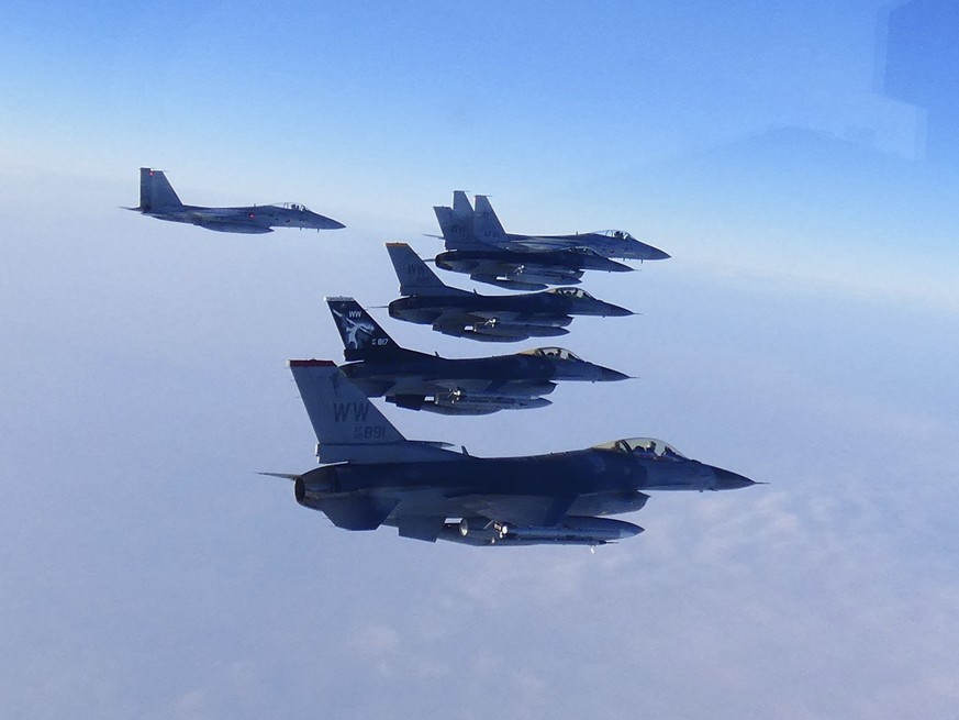 Des avions de chasse F-16 de l'armée de l'air américaine.