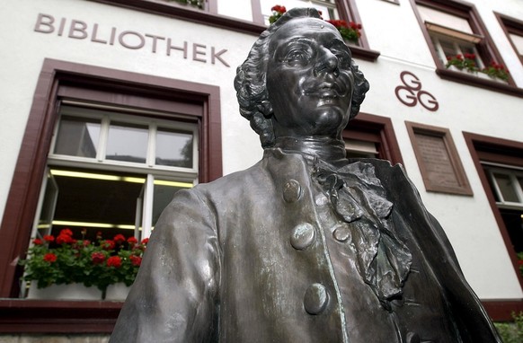 Die Statue des Gruenders der GGG, Isaak Iselin (1728-1782), steht vor dem Hauptsitz der GGG, aufgenommen am Donnerstag, 29. August 2002 in Basel. Die Gesellschaft fuer das Gute und Gemeinnuetzige, GGG ...