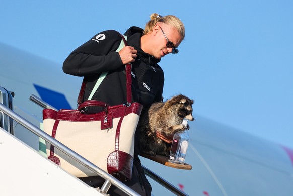 KEYPIX - Norway's Erling Haaland gets off the plane after his national soccer team landed at Oslo Airport, in Gardermoen, Norway, Monday, July 13, 2026. (KEYSTONE/Jan Langhaug/NTB Scanpix via AP)