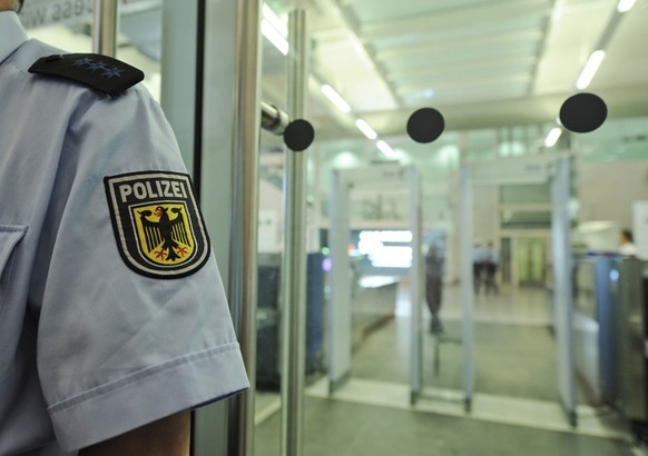 Ein Polizist steht am Mittwoch, 20. Januar 2010, vor einer geschlossenen Tuer des Lufthansa-Terminals am Flughafen Franz-Josef-Strauss in Muenchen, Bayern. Das Terminal war nach einem Sicherheitsvorfa ...