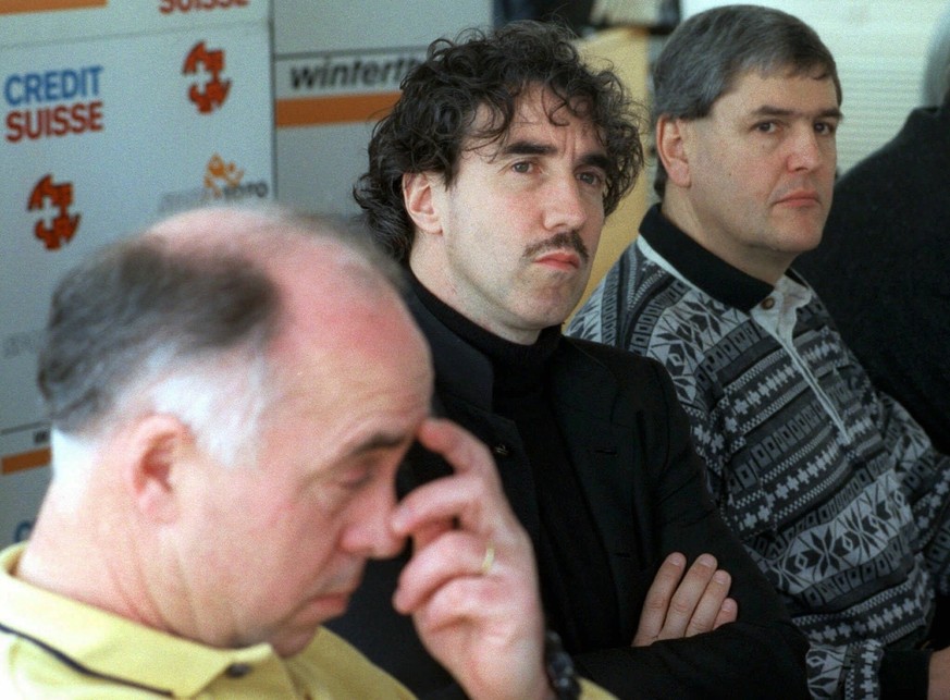 Markus Frei, links, Nachwuchstrainer der Schweizer - U15-Fusballer, Yves Debonnaire, Mitte, Trainer -U16, und Mario Comisetti, Trainer - U17, anlaesslich einer Presskonferenz des Schweizerischen Fussb ...