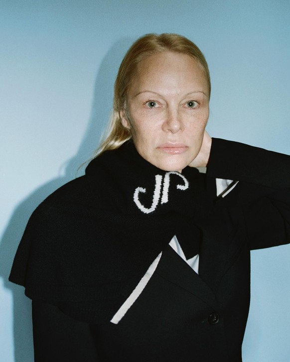 Pamela Anderson pose sans maquillage pour Proenza Schouler.