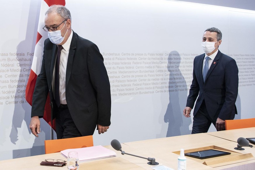 Bundesrat Ignazio Cassis, rechts, und Bundespraesident Guy Parmelin schreiten zu einer Medienkonferenz ueber das Rahmenabkommen mit der EU, am Mittwoch, 26. Mai 2021, in Bern. (KEYSTONE/Peter Schneide ...