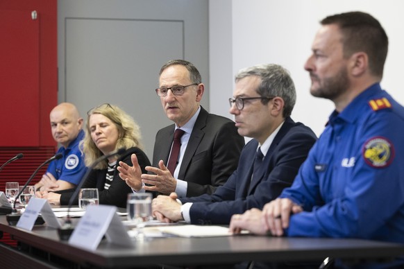 Regierungspraesident Mario Fehr, Sicherheitsdirektor Kanton, Mitte, informiert neben Daniel Stein, Chef Einsatzabteilung Stadtpolizei, von links, Stadtraetin Karin Rykart, Vorsteherin des Sicherheitsd ...