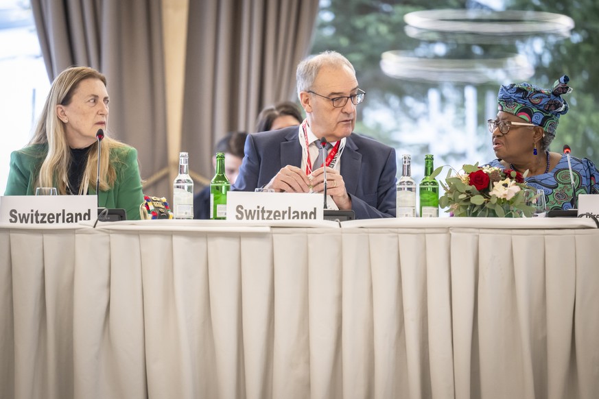 Switzerland's Federal President Guy Parmelin, center, speaks to World Trade Organization (WTO) Director-General Ngozi Okonjo-Iweala, right, next to State Secretariat for Economic Affairs (SECO) H ...