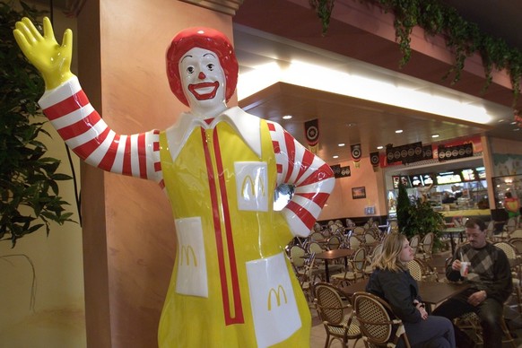 Le fast-food MCDonalds, a l&#039;interieur du restoroute &quot;La Rose de la Broye&quot; sur l&#039;autoroute A1, a Lully, pres d&#039;Estavayer-le-Lac, Fribourg, photographie ce vendredi 23 mars 2001 ...