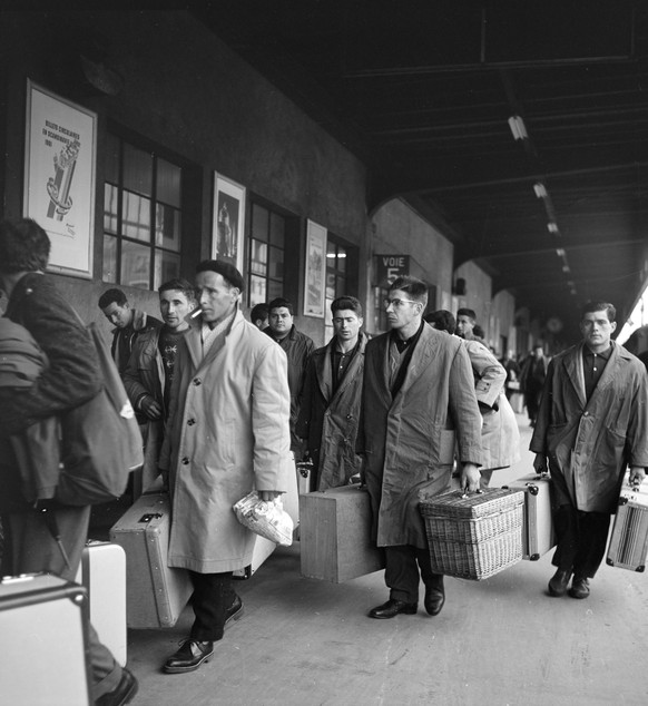 Spanische Gastarbeiter, aufgenommen im Februar 1962 nach ihrer Ankunft am Bahnhof von Genf-Cornavin. (KEYSTONE/PHOTOPRESS-ARCHIV/Bdl.)