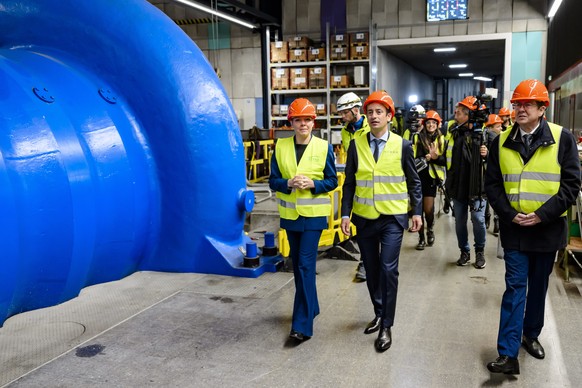 Le conseiller federal Albert Roesti, droite, visite en compagnie de Antje Kanngiesser, gauche, CEO du groupe Alpiq et du conseiller d&#039;Etat vaudois Vassilis Venizelos, centre, la centrale de pompa ...