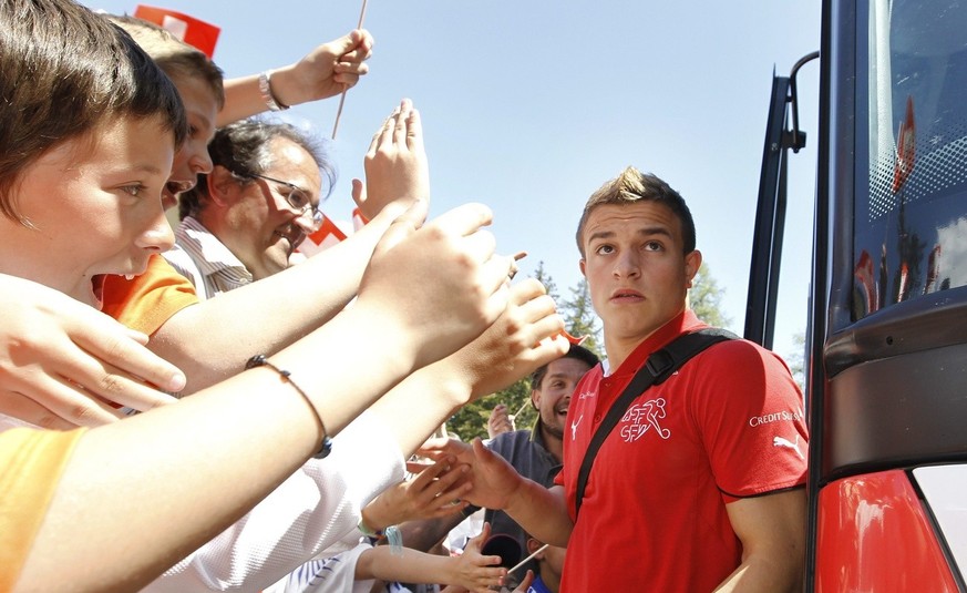 Xherdan Shaqiri, Spieler der Schweizer Fussballnationalmannschaft, steigt aus dem Bus bei der Ankunft in Crans Montana, am Dienstag, 25. Mai 2010 in Crans Montana. (KEYSTONE/Peter Klaunzer)